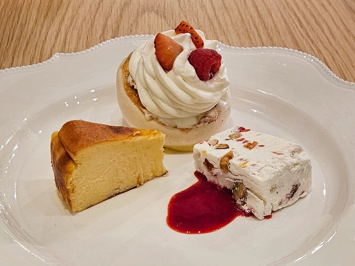 写真左からバスクチーズケーキ、パブロヴァ、ヌガーグラッセ