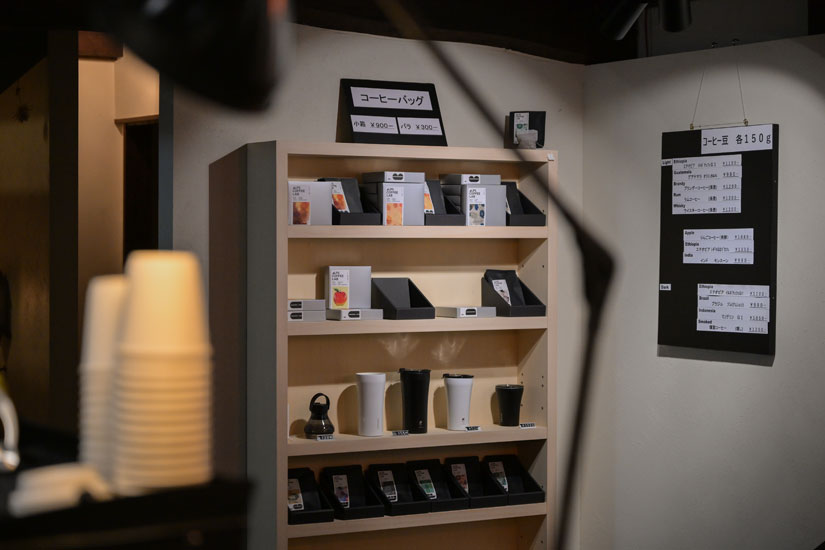 コーヒー豆は150g740円～。地元クリエイターによるオリジナルラベルのデザインも人気