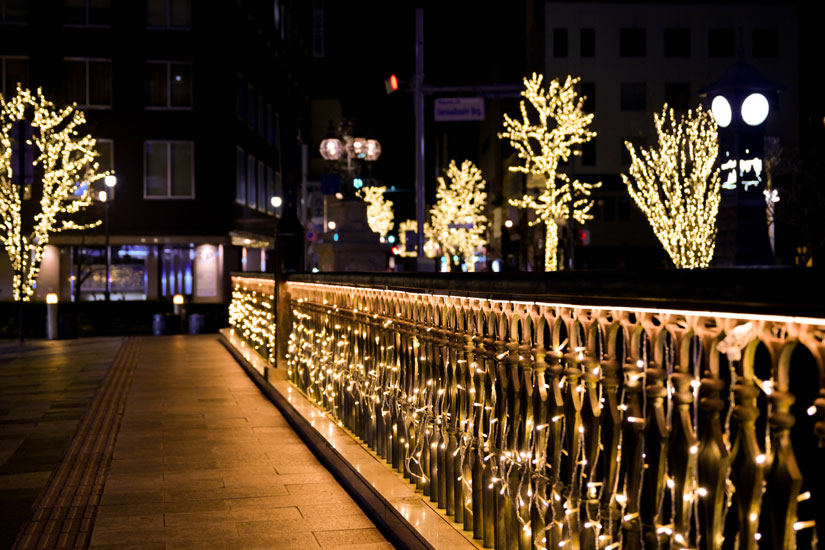 オレンジ色のあたたかい光に包まれる千歳橋