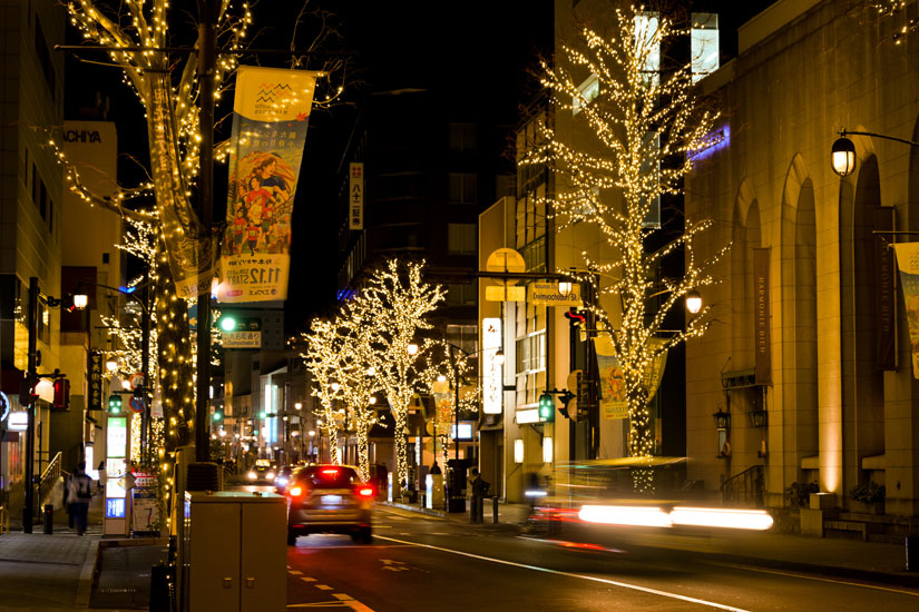 イルミネーションに彩られた並木道は、まるで映画のワンシーンのよう