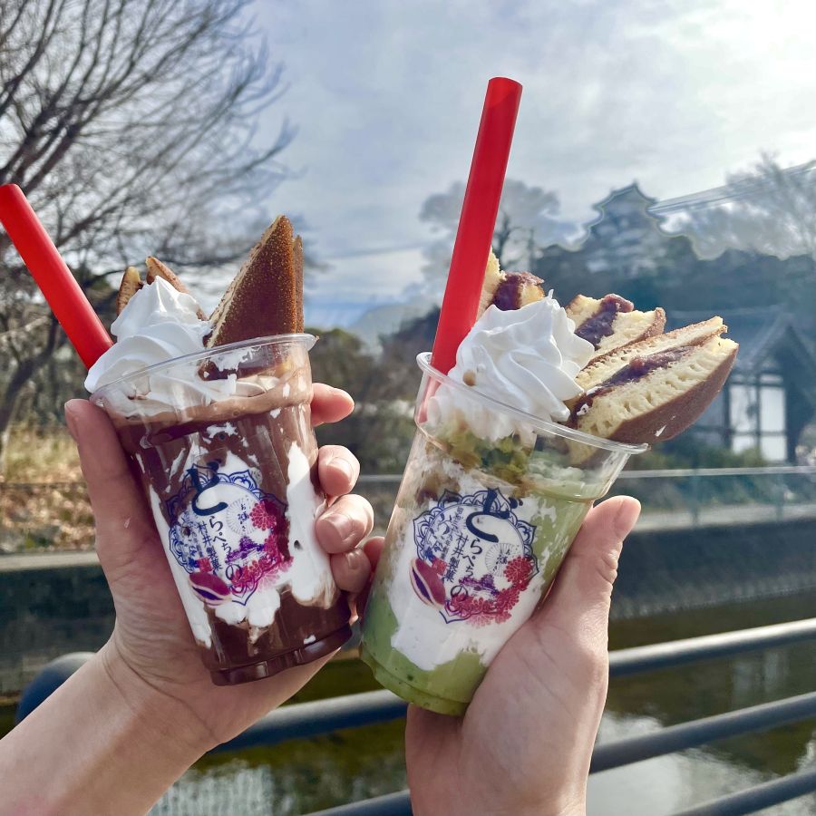 姫路城をバックに