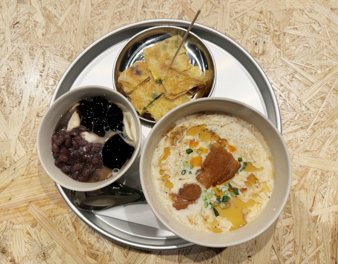 「鹹豆漿と蛋餅・ミニ豆花のセット」1200円