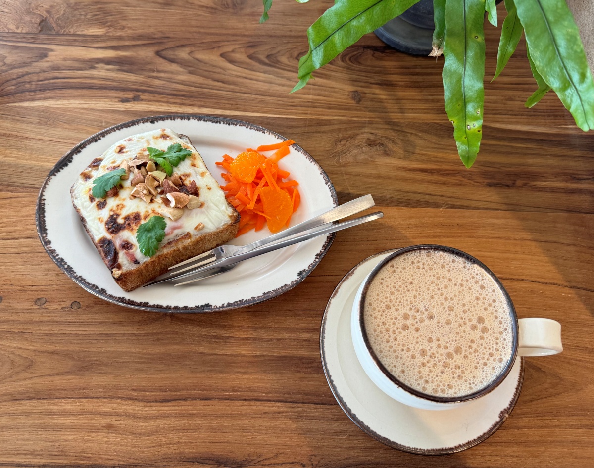 （左から）「awhileオリジナルチャイ」650円、「クロックムッシュ」800円