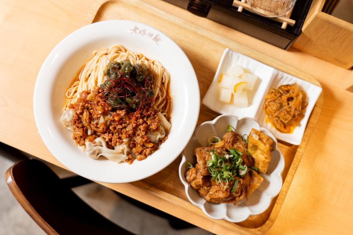 老媽拌麵　紅油皮蛋餛飩麵