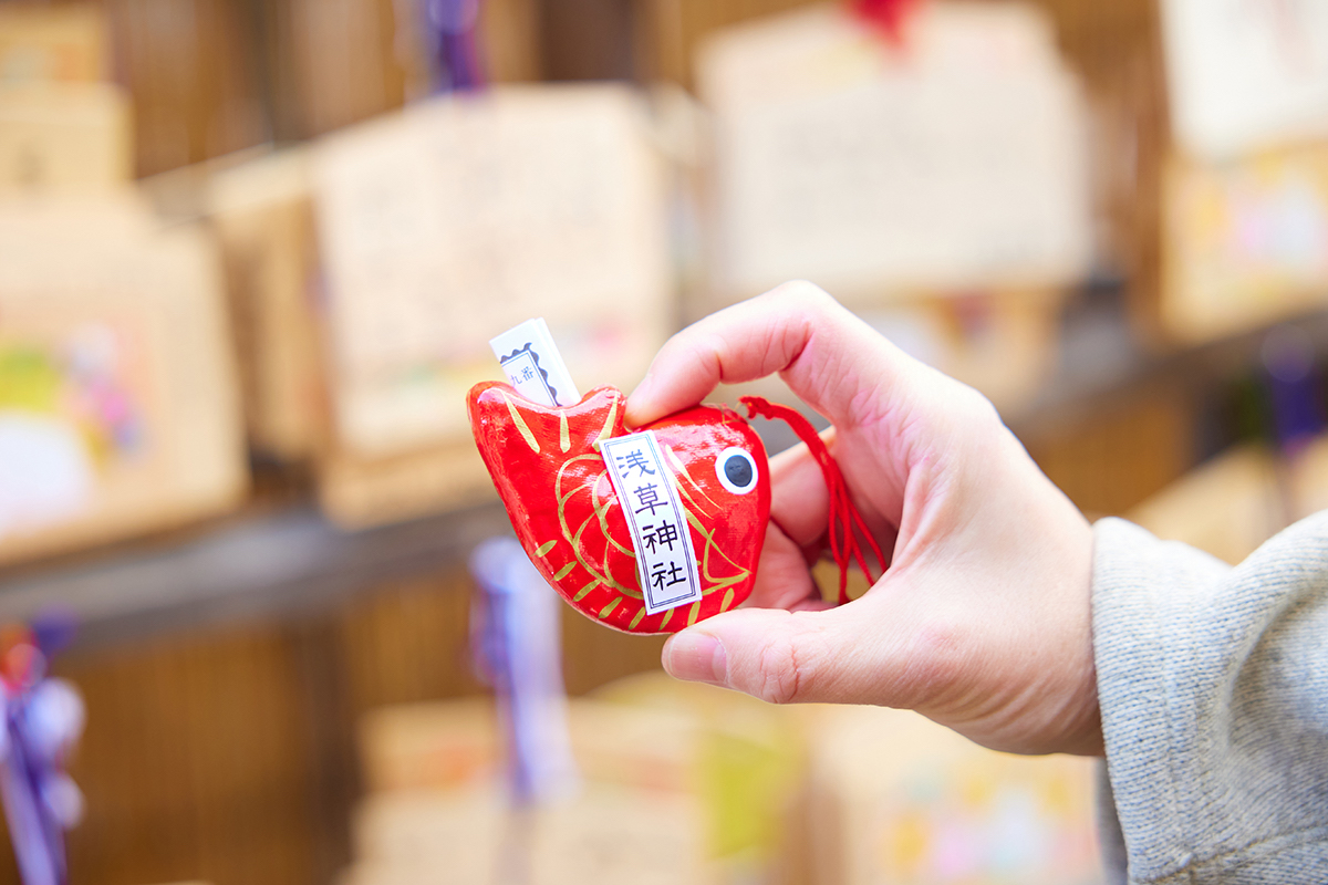 鯛が背負っているおみくじはなんだか縁起がよさそう!