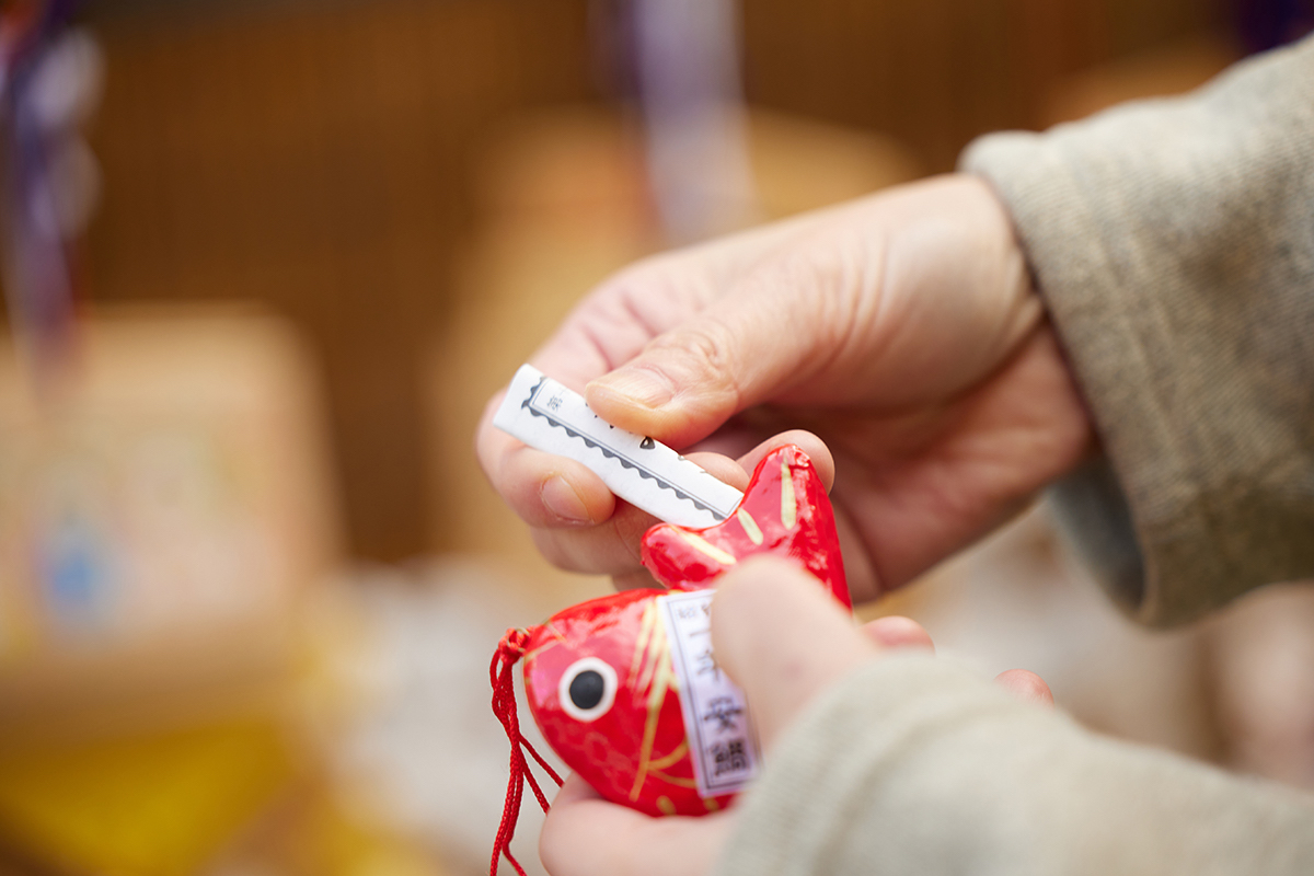 背中には「一年安“鯛”」の文字が