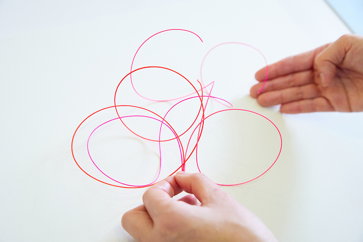 しごくと水引がくねくね。こうすると結び目に角ができず美しい仕上がりに