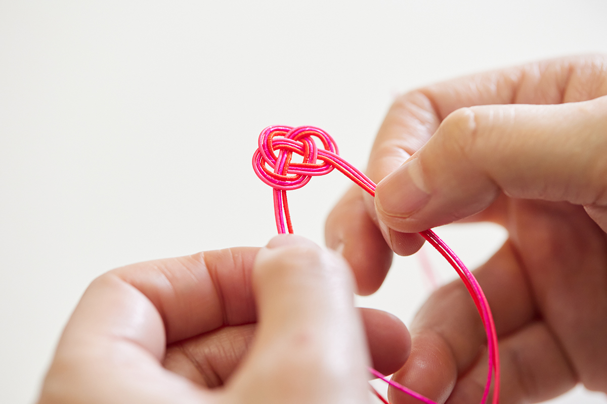 ここまで結ぶことができたら、一つのあわじ結びが完成!あとはこれの繰り返し