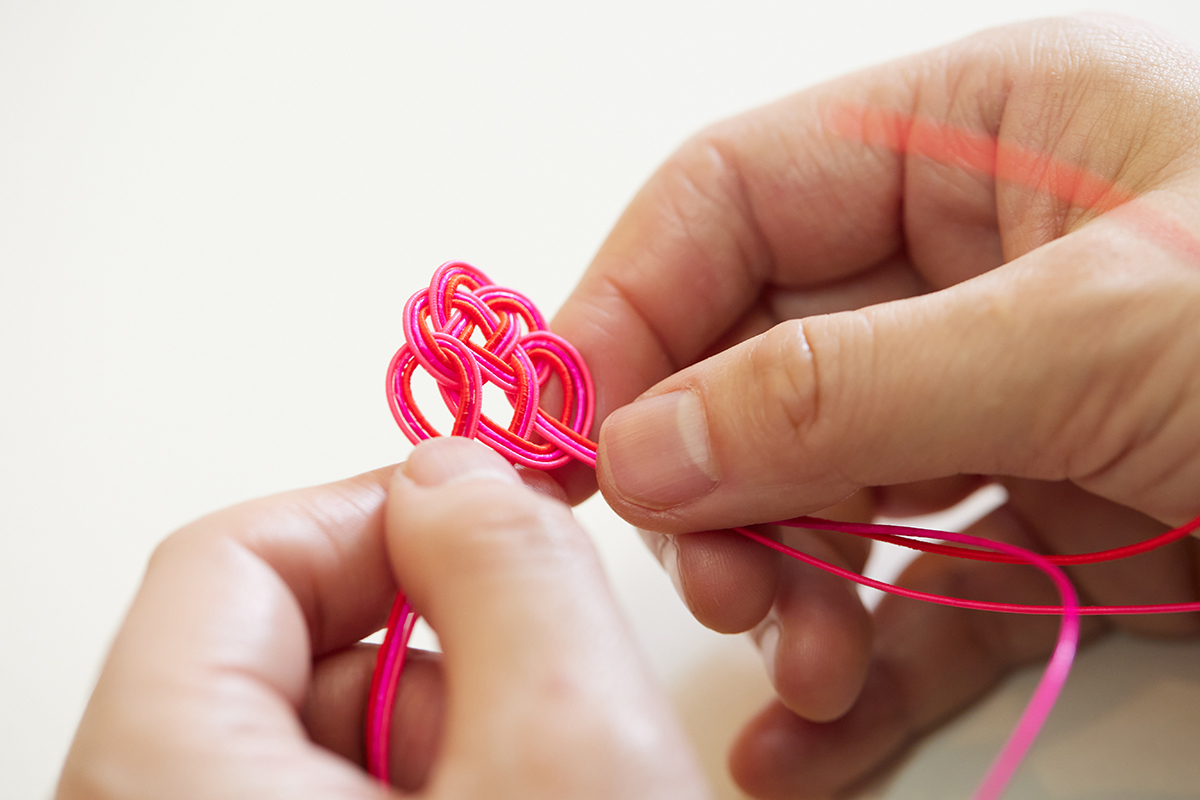 あわじ結びが重なってくると葉っぱのような形に