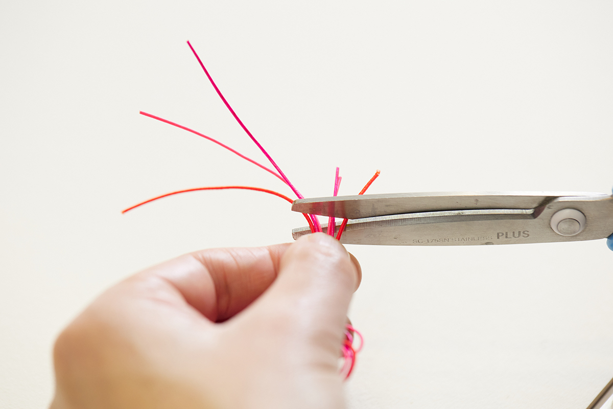 完成したら、水引の端をハサミで切ってそろえて…