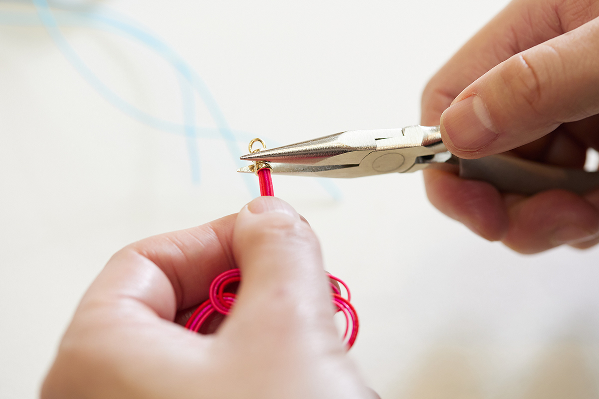 水引がするんと落ちないようにぎゅっとペンチでおさえて…