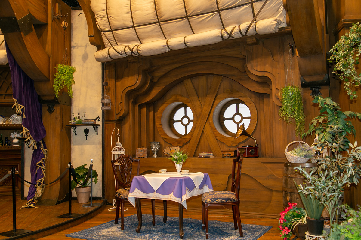 「カフェ ミレニア」はオシャレな雰囲気。ここもしっかりゲーム内再現されています。