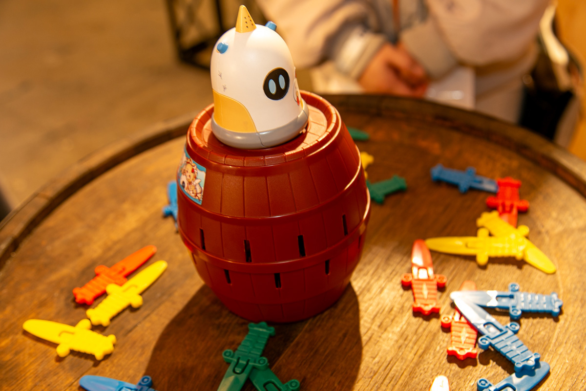 こちらはジョイくん危機一発。こちらは4人1組での挑戦となり、剣を突き刺してジョイくんを助けた人が成功となりました。