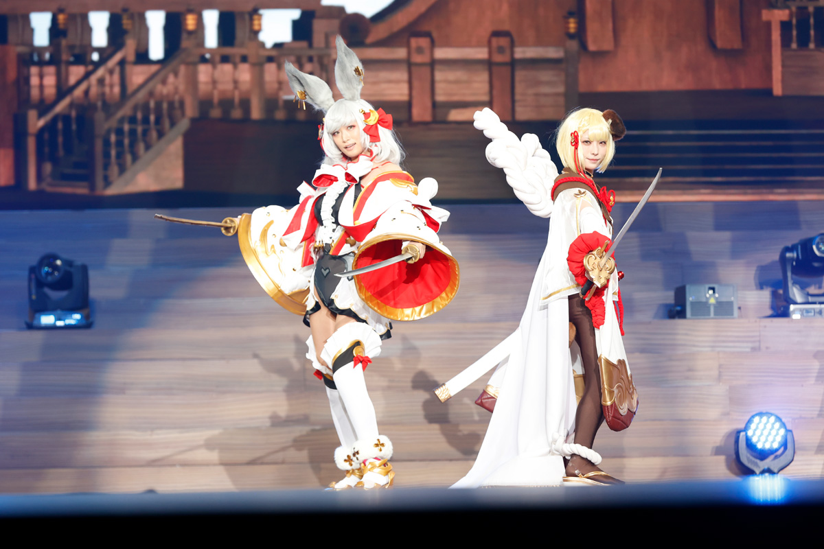 味方のピンチに駆けつけて、客席から登場するマコラ（写真左）にはビックリしました！　口上も演出も全てがかっこいい……。