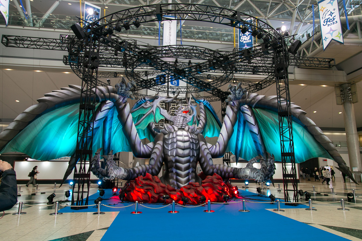 ２Fまで届くほど大きいバハムート。作品の象徴でもあり、イベントの象徴でもありました。