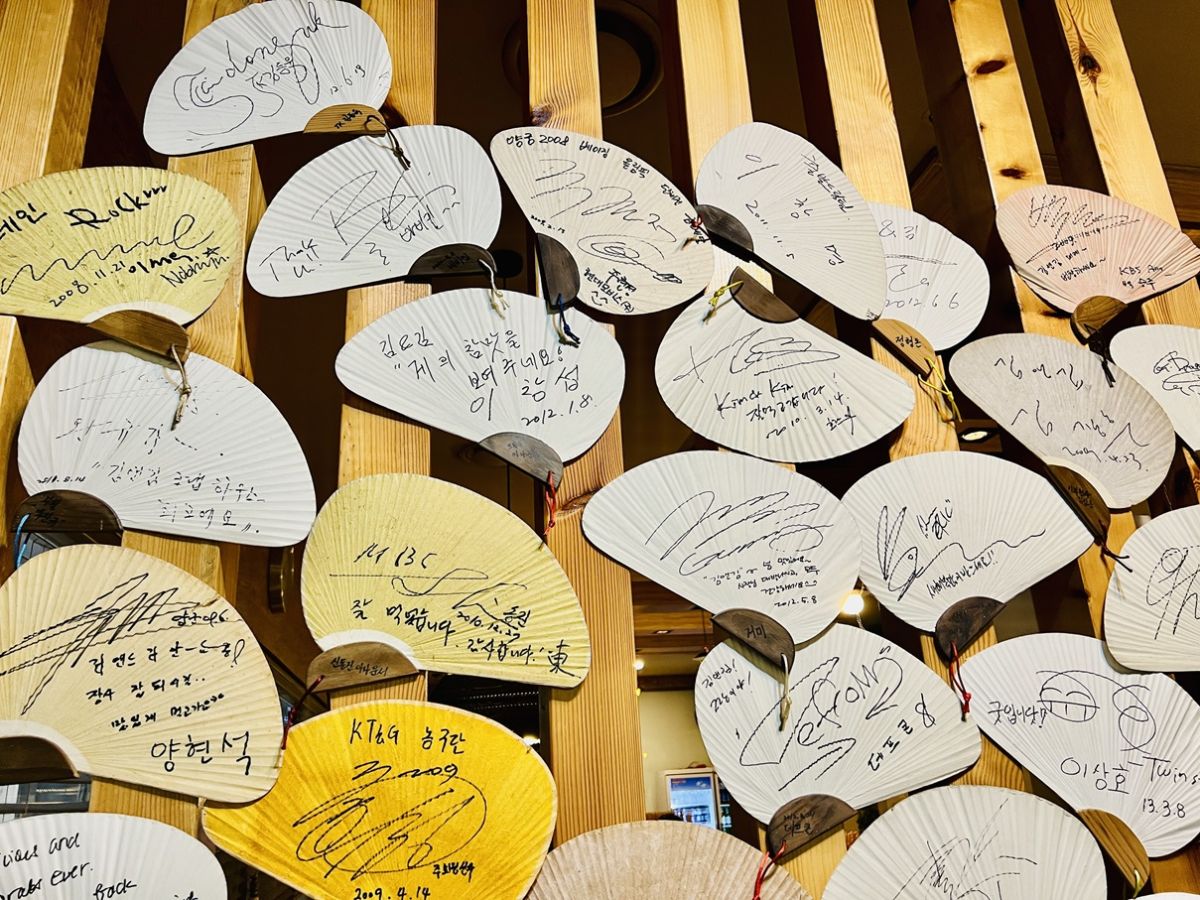 入り口には、たくさんの有名人のサインもズラリ！