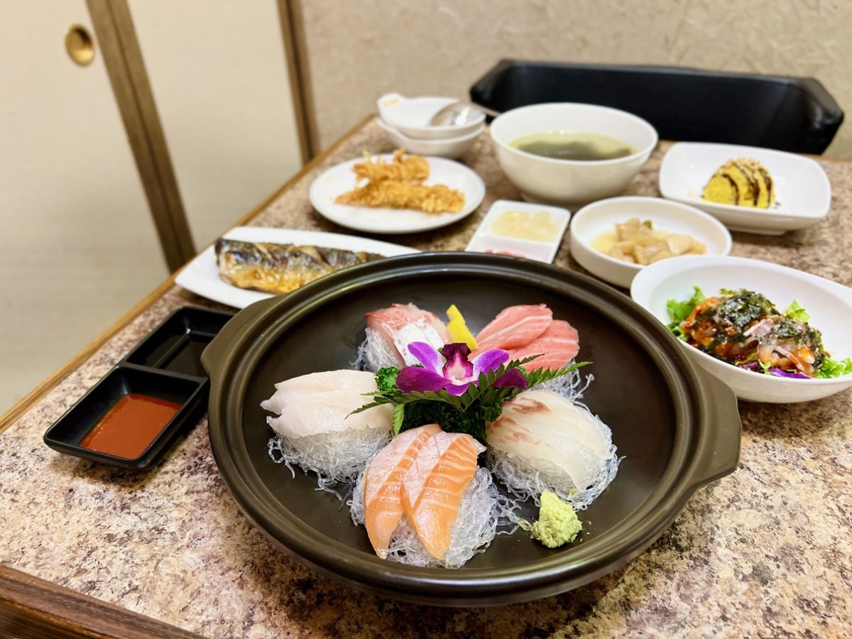 蟹を蒸しているときに、最初にこういったものがテーブルにずらりと並びます。