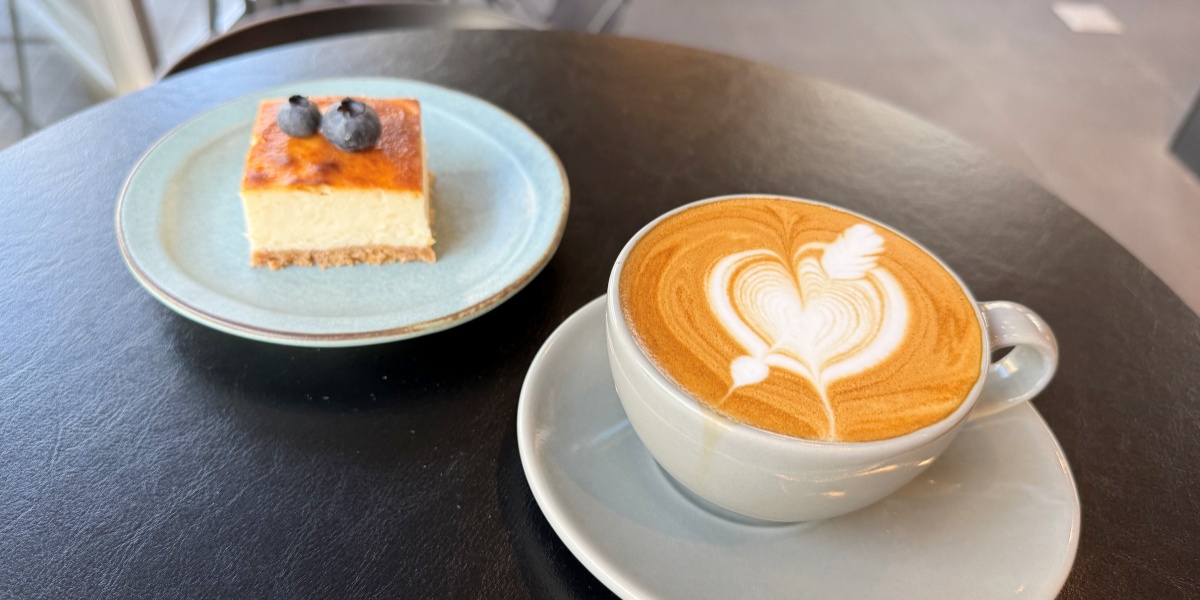 美しいアートに感動！中目黒「Swell Coffee Roasters」で味わう、見た目も味も最高のカフェラテ