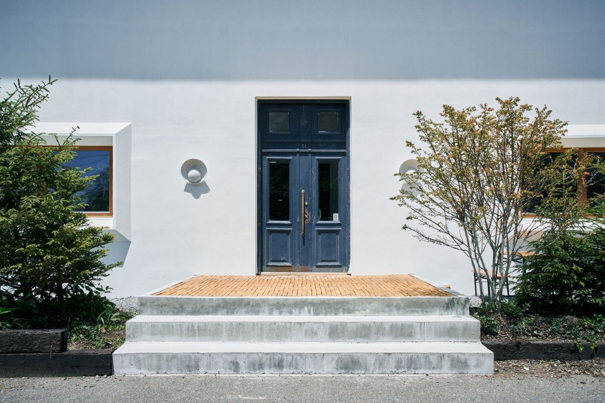 築50年以上の建物を骨組だけ残して改修。外灯にはコペンハーゲン空港のためにデザインされた貴重なランプが使われています