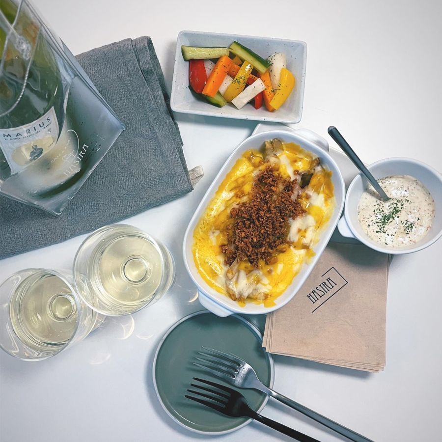 （左から）「白ワイン」4900円～ ※グラスの場合は1100円、｢手作りピクルス」700円、「オージー・チーズポテトフライ」1300円