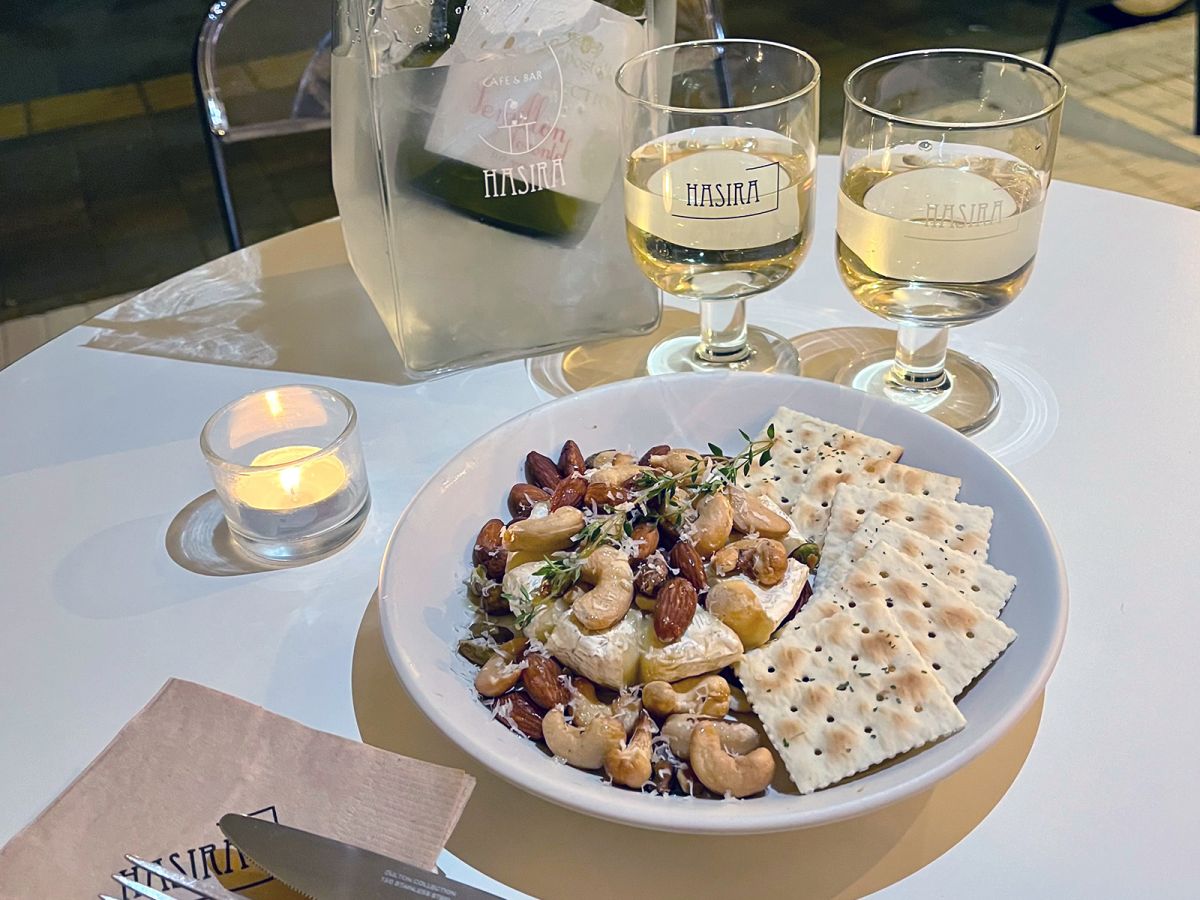 （上から）「ナチュラルワイン」11000円、「カマンベールチーズ焼き（クラッカー付き）」2200円