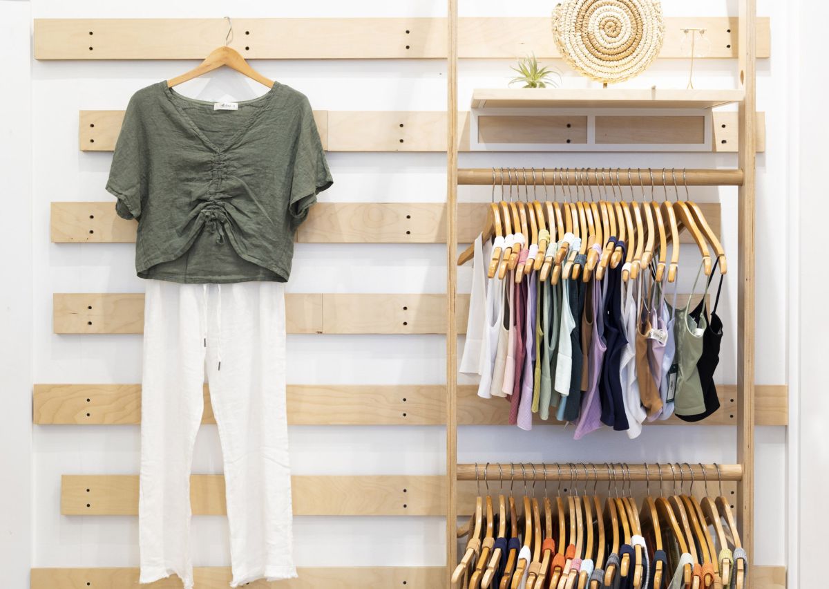 トップス $62、パンツ $76