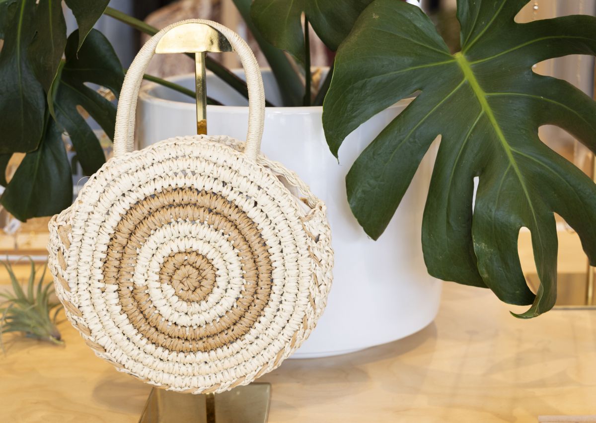 ショルダーバッグにもなるミニバッグ $64