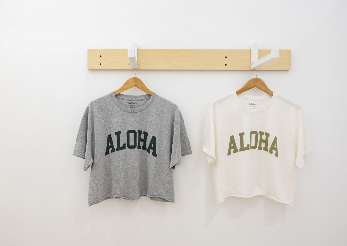 ALOHA文字入りTシャツ 各$44 