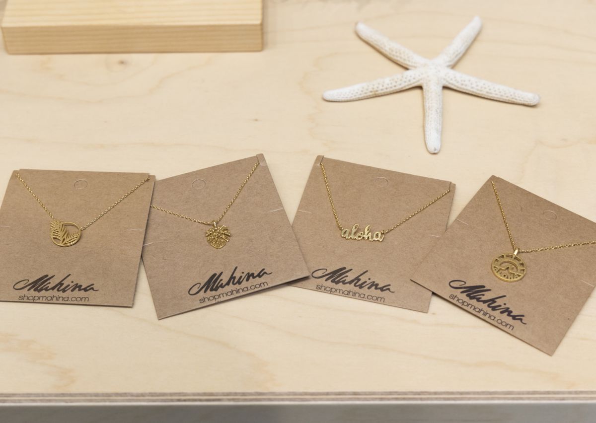 小さめでかわいらしいネックレス：写真左から $17、$19、$17、$14