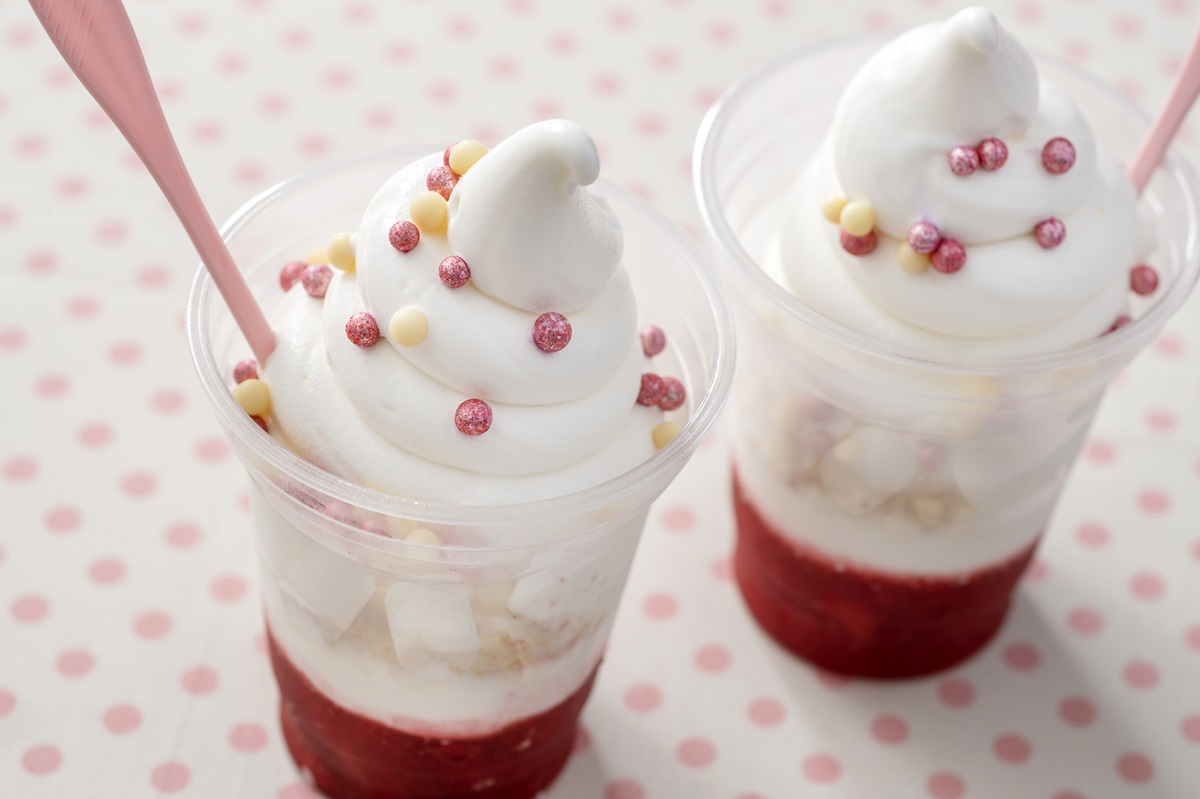 アイスクリームコーン「スペシャルサンデー（ストロベリー＆チーズホイップ）」1個780円