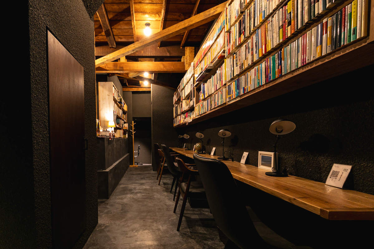 天井は梁を見せる設計。ダークグレーの壁や床と相まってモダンな印象