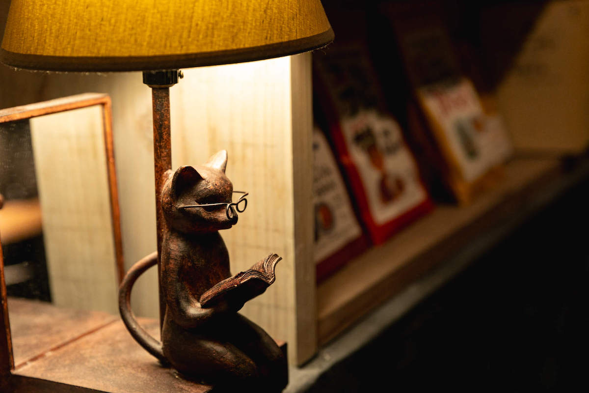 1階に飾られた読書する猫の置物は、店の看板猫