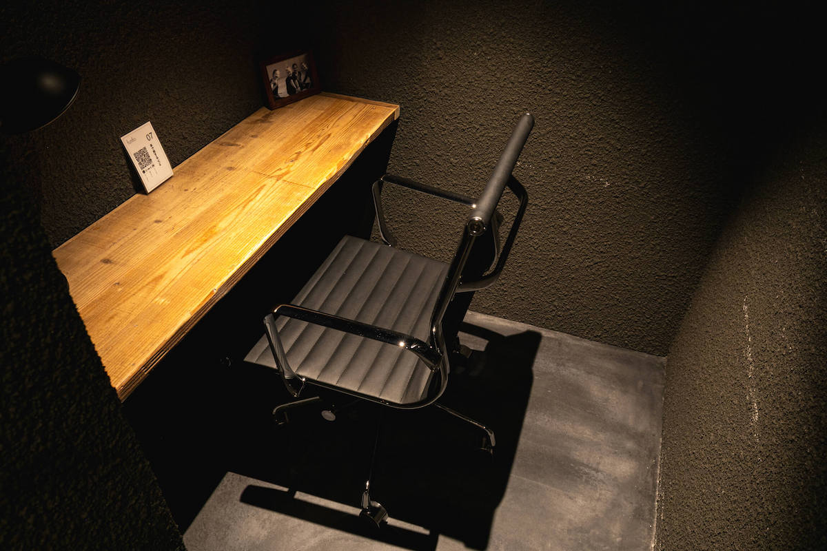 店内奥にある半個室。パソコンを使いたくなるデスクだが、キーボードタッチ音が出るパソコンの使用はNG