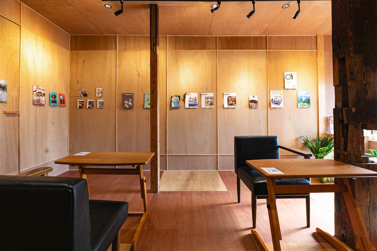 1階で靴を脱いでから2階へ上がる