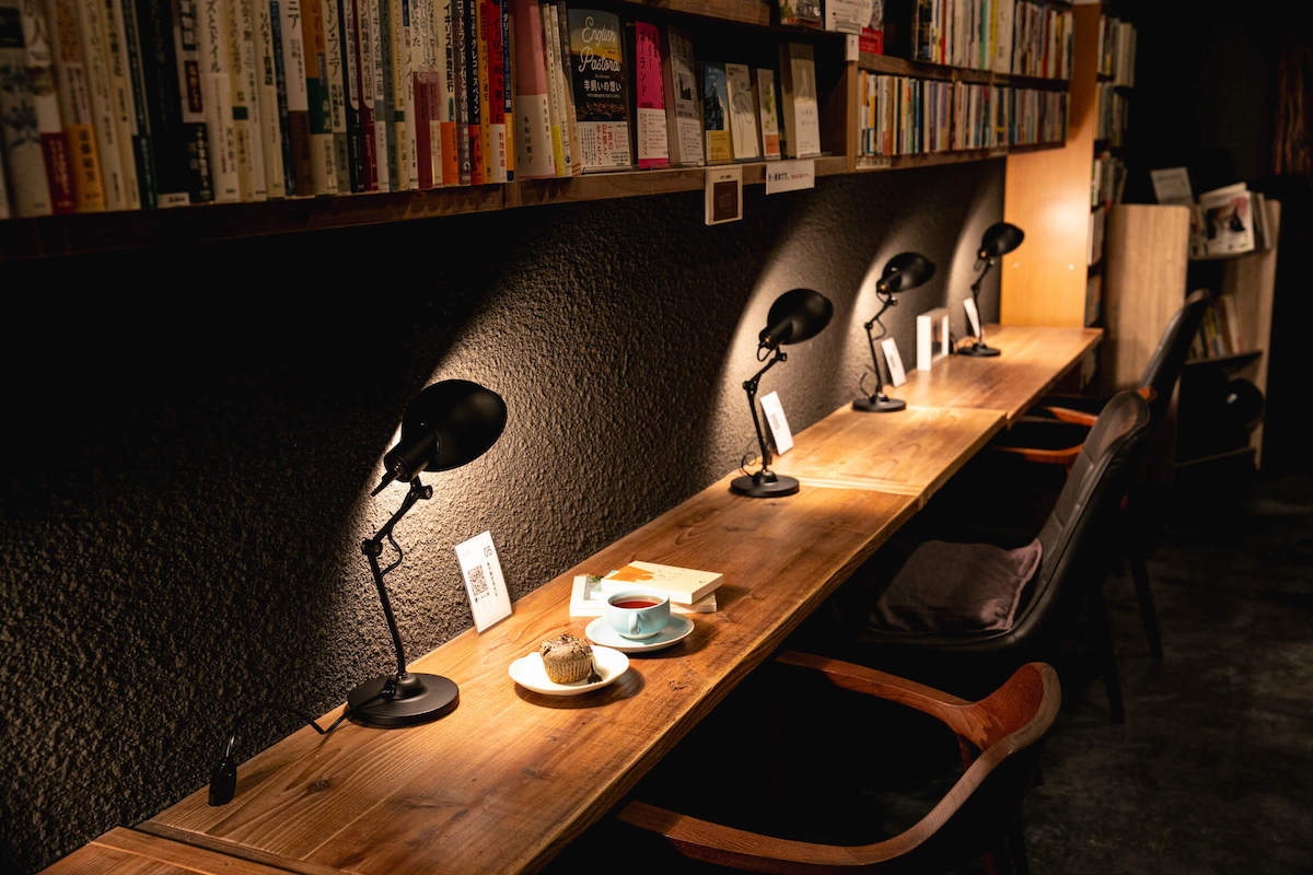 読書のお供に、こだわりのドリンクとスイーツを