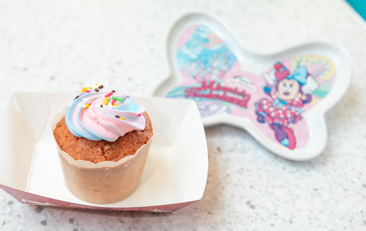 スパークリングゼリードリンク（フラワーシロップ＆ストロベリー）、スーベニアコースター付き1100円、デザートのみは550円