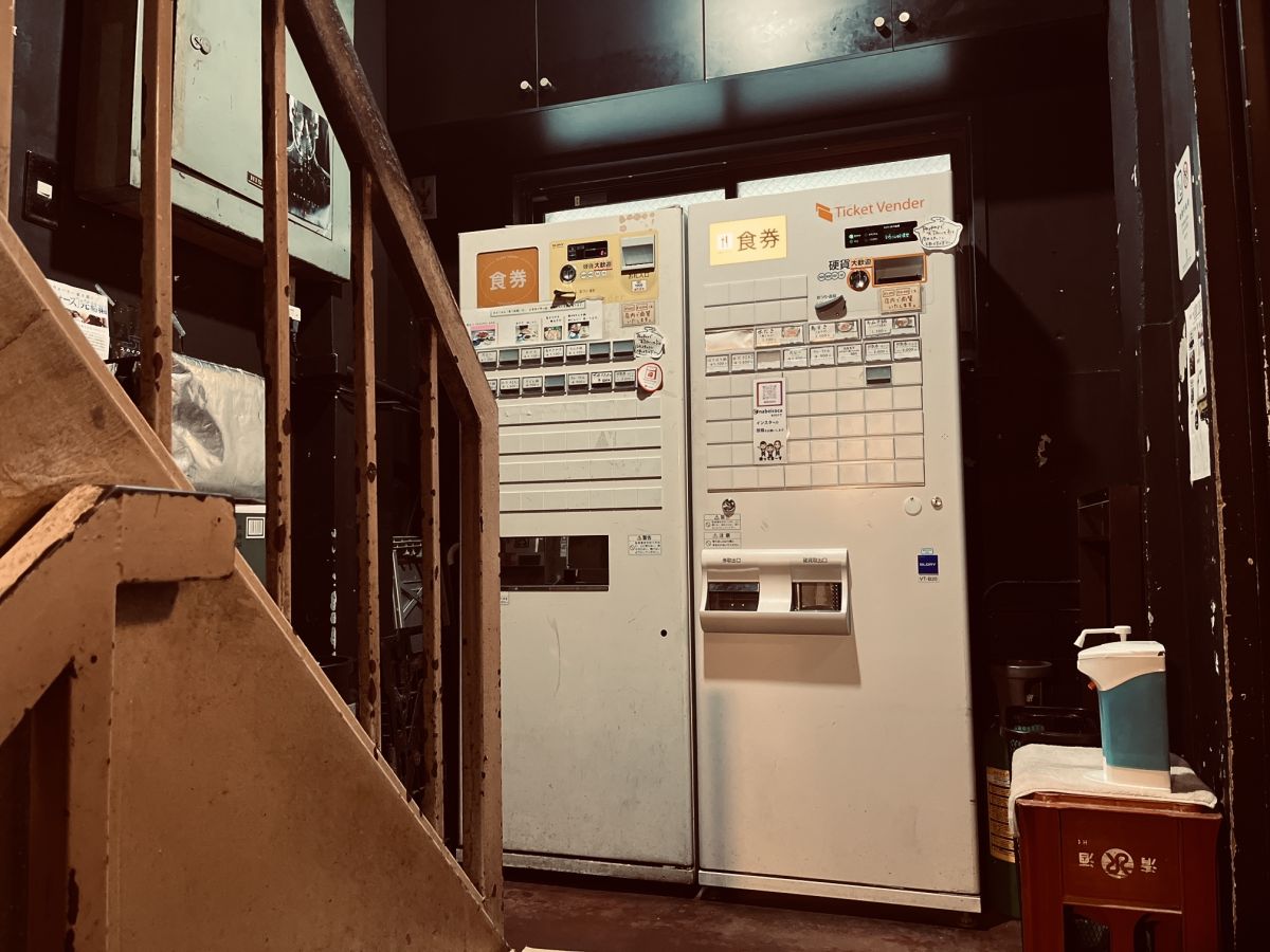 食券機は2台あり、少々並んでいてもスムーズ