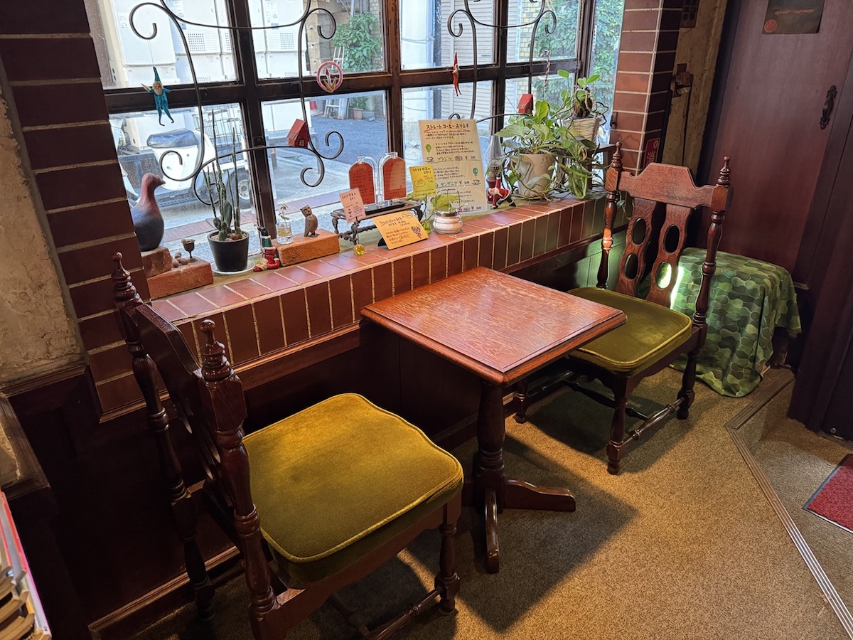 イスも同様に譲り受けたもので、座面をリペアして使用している