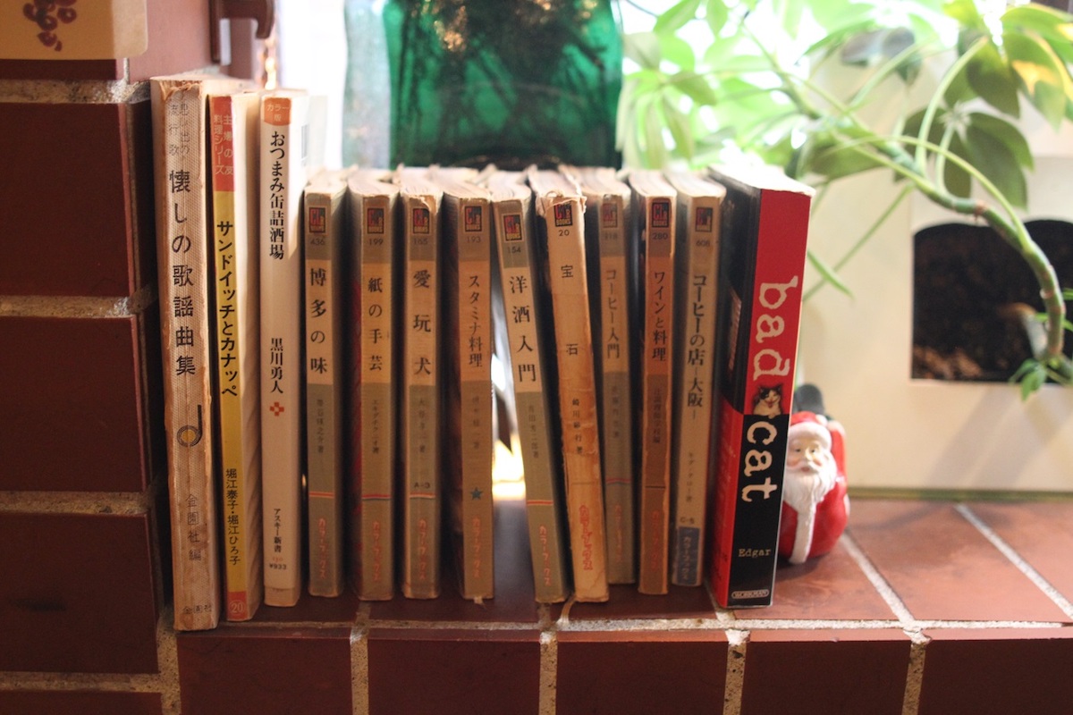 店内に並ぶ雑誌や小説は自由に閲覧可能