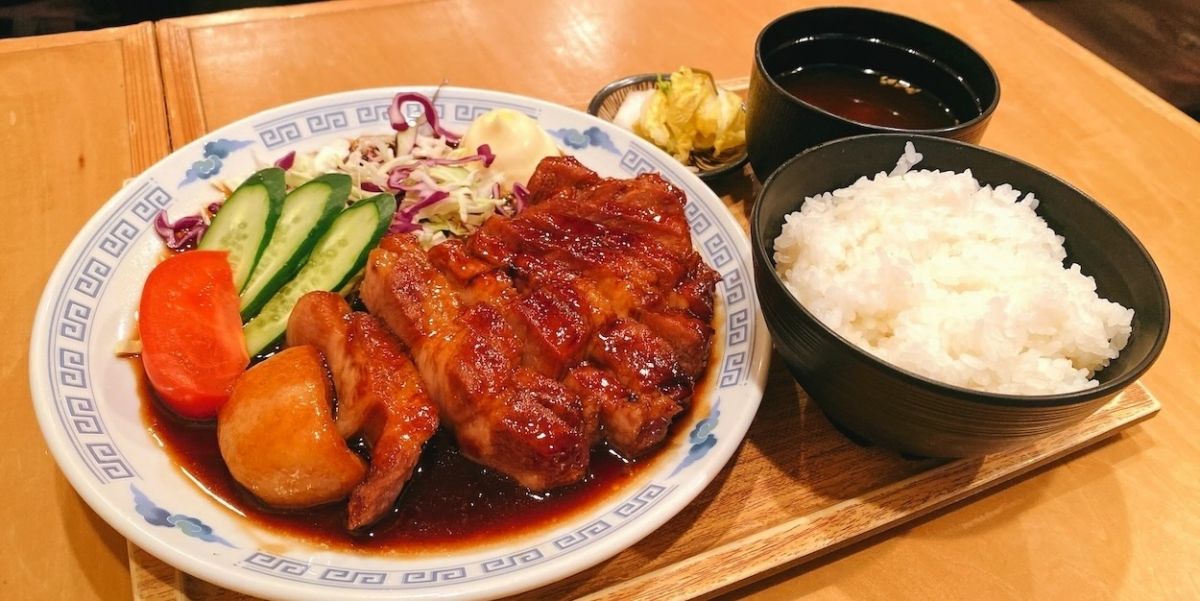 新橋｜ボリューミーさが魅力！「烏森 絶メシ食堂」で地方の長年愛されてきた絶品グルメ“絶メシ”を味わおう