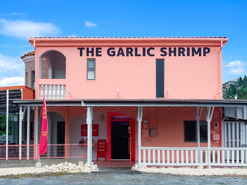 国道58号線沿い、コーラルピンクの外観でリゾート気分MAX！