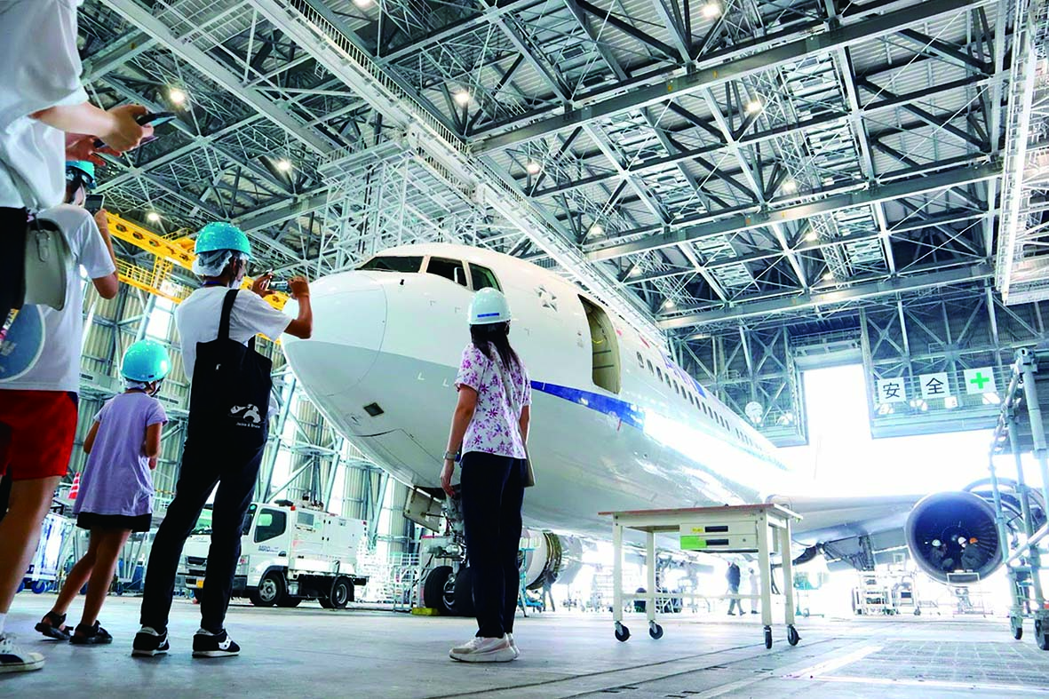 専門ガイドの案内で、普段は近づけない距離で飛行機を撮影できます