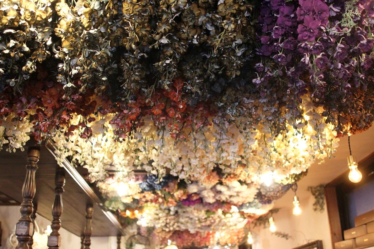 頭上に広がるアーティフィシャルフラワーは圧巻