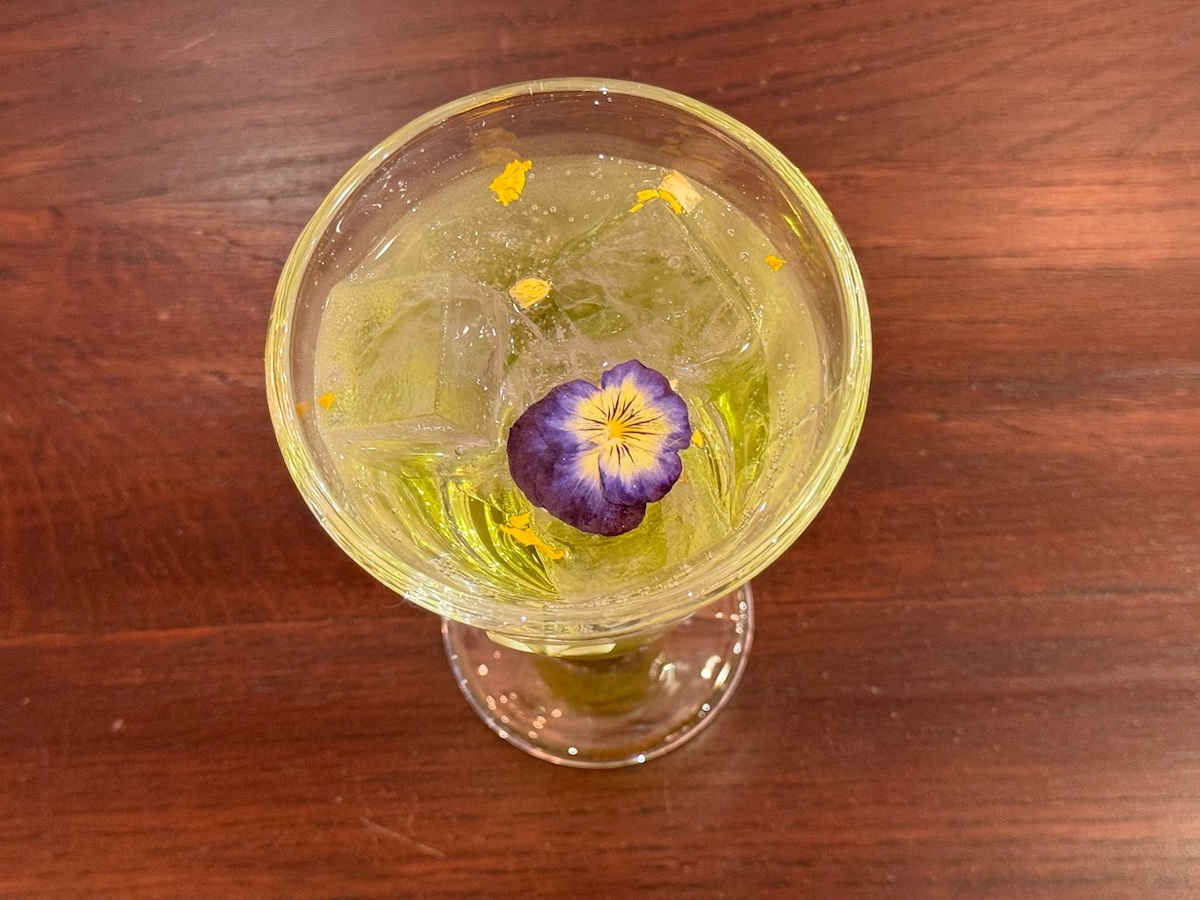 ドリンクにも花が使用されていてキュート！