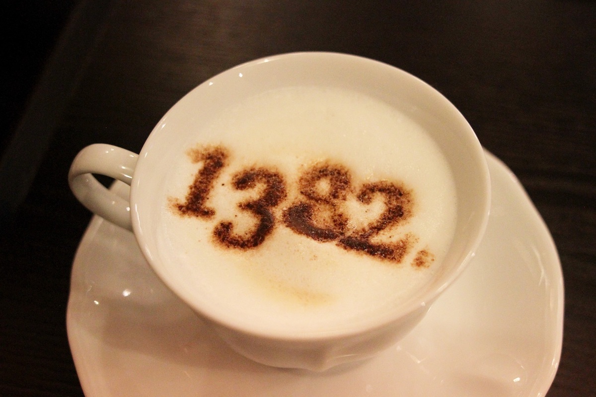 店名の数字が転写された「カプチーノ」605円