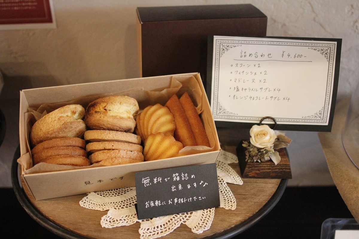 焼き菓子は好きなものを無料で箱詰めしてもらうことも可能