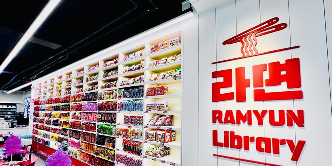 【韓国現地レポ】2023年11月オープン「ラーメンライブラリー」。200種類のラーメンが揃う進化系コンビニが気になる！