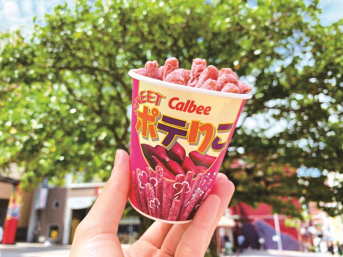 揚げたてのホットスナック「スイートポテりこ（紅芋使用）」340円　は沖縄国際通り店限定メニュー