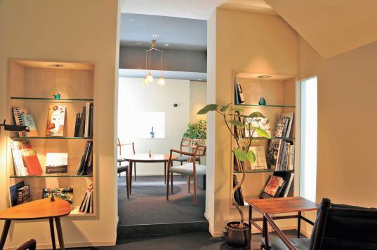 店内は書籍などが並ぶセンス抜群の店内。ひとり用の席も