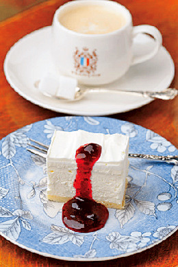 「フランソア喫茶室」ブルーベリーソースを添えたレアチーズケーキ1350円（コーヒーまたは紅茶付き）